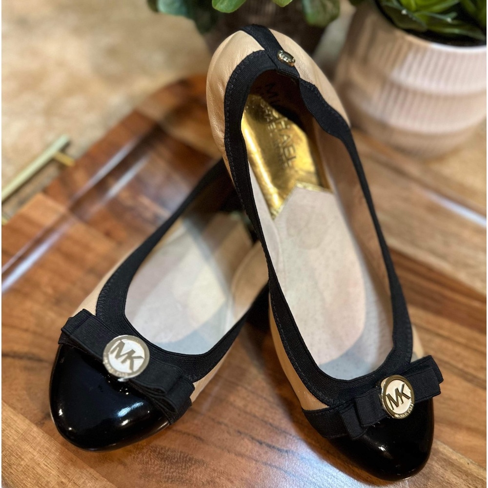 Micheal kors flats. Super cute!